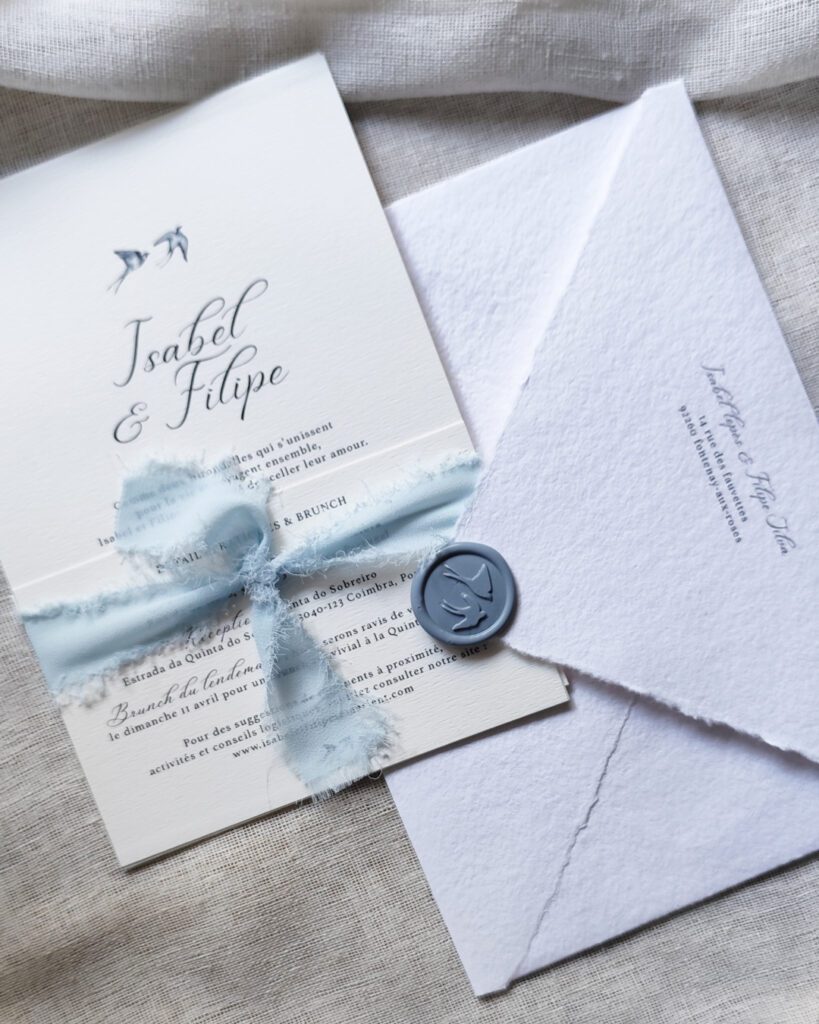 Convite de casamento com andorinhas e lacre de cera
